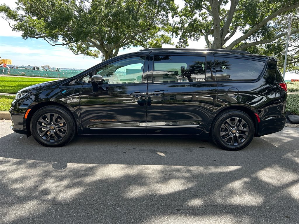 2024 Chrysler Pacifica PHEV Select's photo