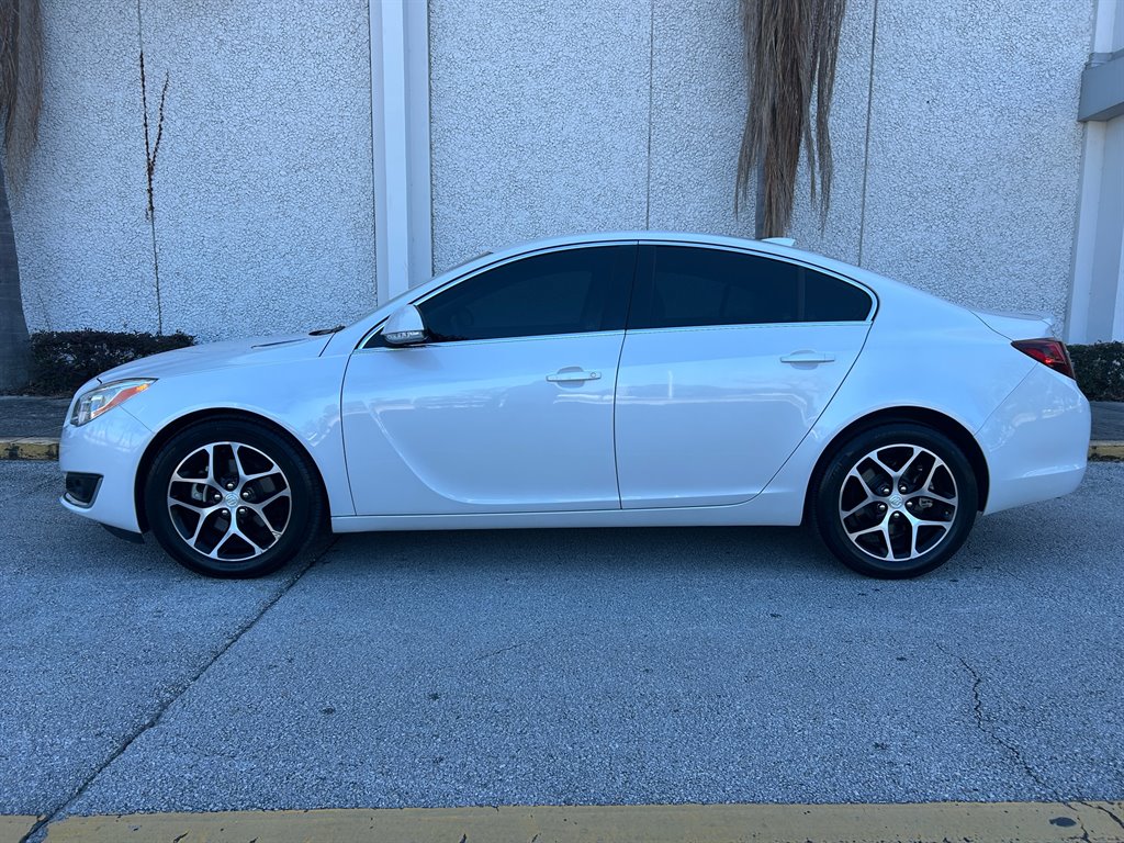 2017 Buick Regal Sport Touring's photo